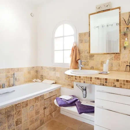 2 Bedroom Awesome In Les Issambres Ferienhaus La Garonnette-Plage
