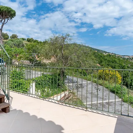 2 Bedroom Awesome In Les Issambres * La Garonnette-Plage